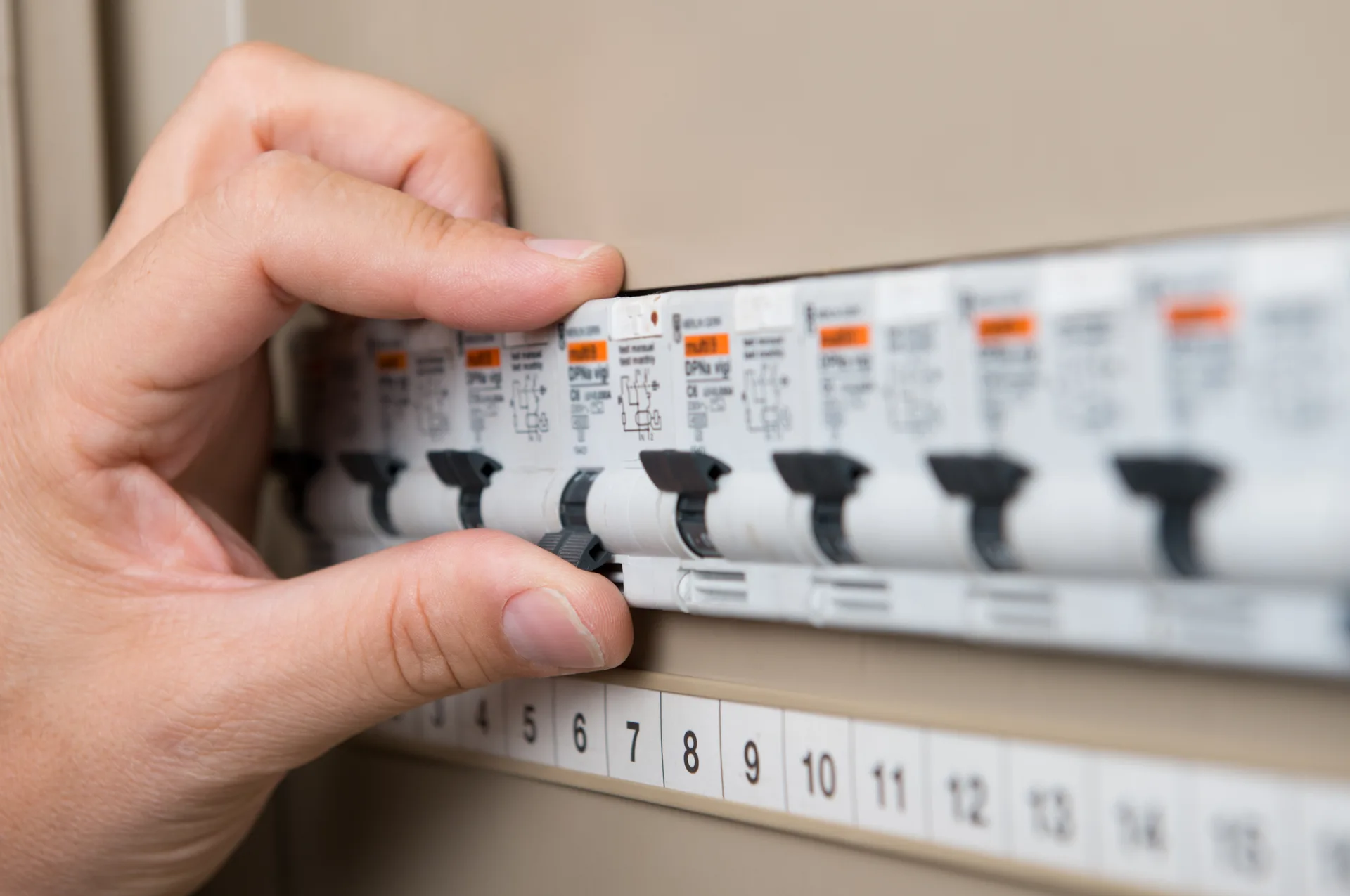 Electrician Belmont, licensed electricians serving Belmont